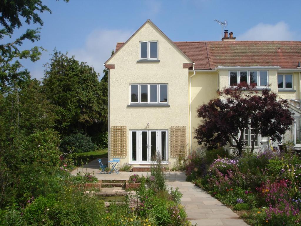 una casa con giardino di fronte di The Lawns B & B a Budleigh Salterton