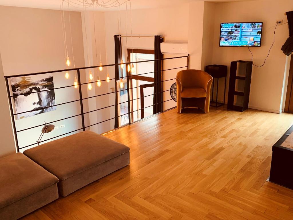 uma sala de estar com um sofá e uma televisão em Studio with city view balcony and wifi at Cagliari 3 km away from the beach B em Cagliari