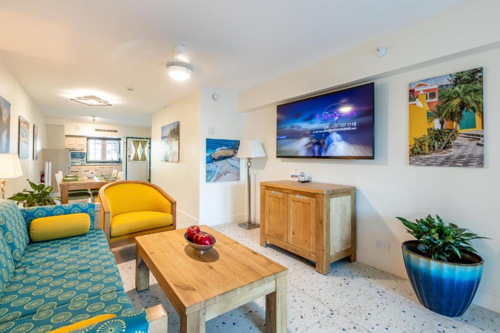 TV a/nebo společenská místnost v ubytování Amsterdam Manor Beach Resort