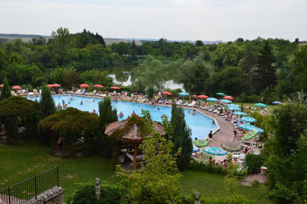 Ein Blick auf den Pool von der Unterkunft Hotel Grivitsa oder aus der Nähe