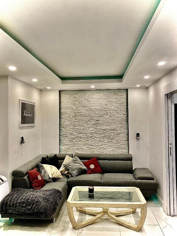 un salon avec un canapé et une table basse dans l'établissement Sarlat-la-Canada appartement entier magnifique, à Sarlat-la-Canéda