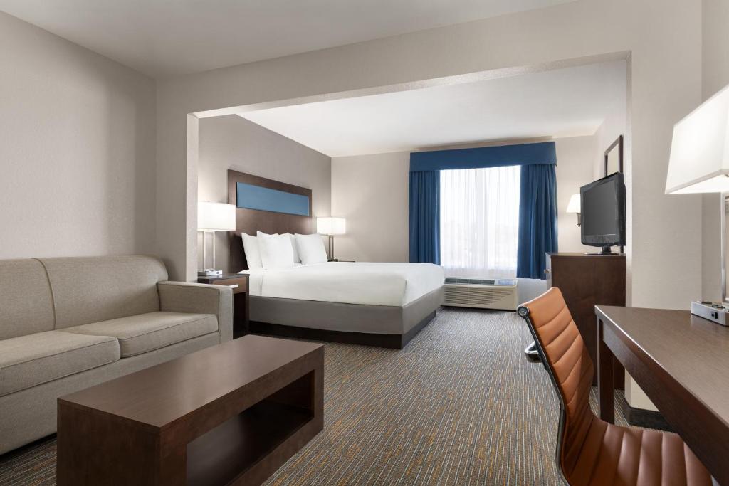 Wingate By Wyndham Southport - King Room- Non-Smoking
