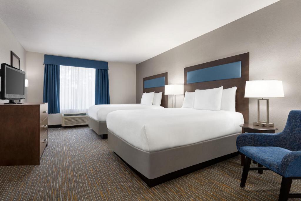 Wingate By Wyndham Southport - Queen Room With Two Queen Beds - Non-Smoking