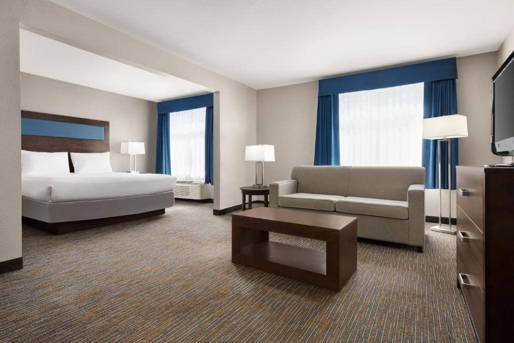 Wingate By Wyndham Southport - King Studio Suite - Non-Smoking