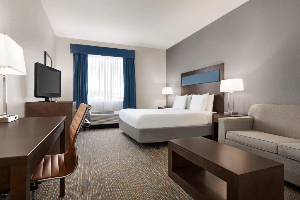 Wingate By Wyndham Southport - King Room - Disability Access - Non-Smoking