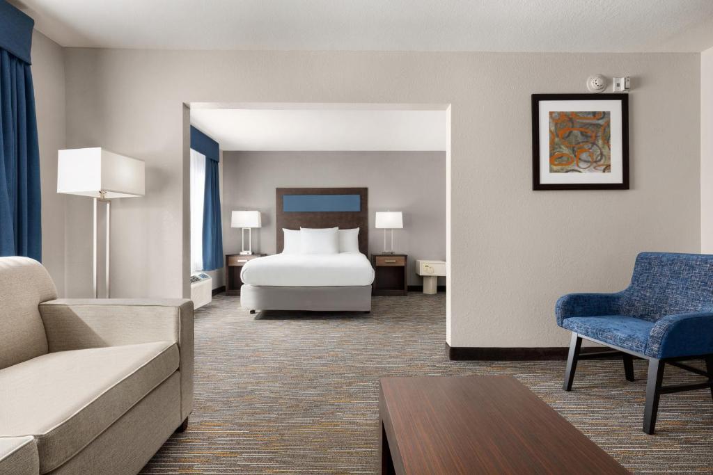 Wingate By Wyndham Southport - Queen Studio Suite - Mobility Access/Non-Smoking