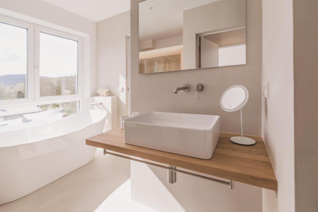 Koupelna v ubytování STEILLAGE - Design Moselsuiten mit Panoramablick und SPA