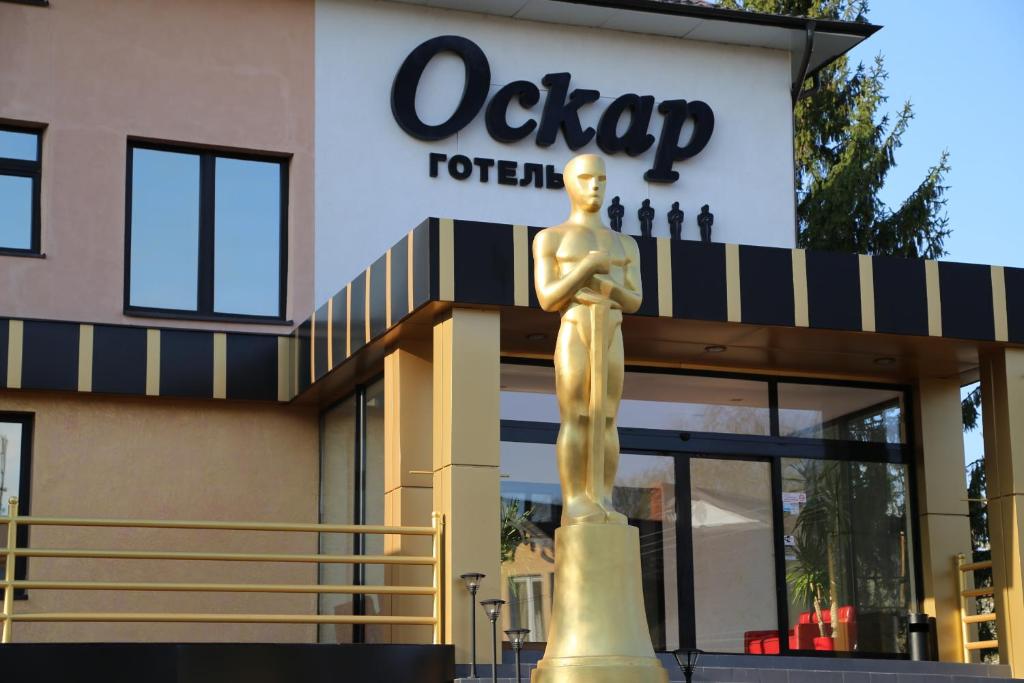 une statue d'un homme devant un magasin dans l'établissement Oscar, à Trouskavets
