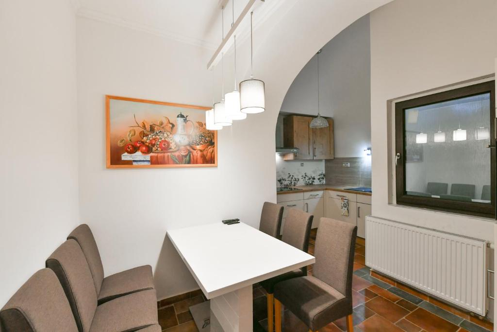 Kuchyň nebo kuchyňský kout v ubytování Apartmány Na Náměstí 85