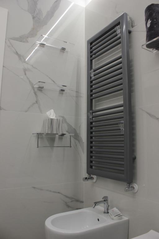 A bathroom at SDL luxury home Al Pavone