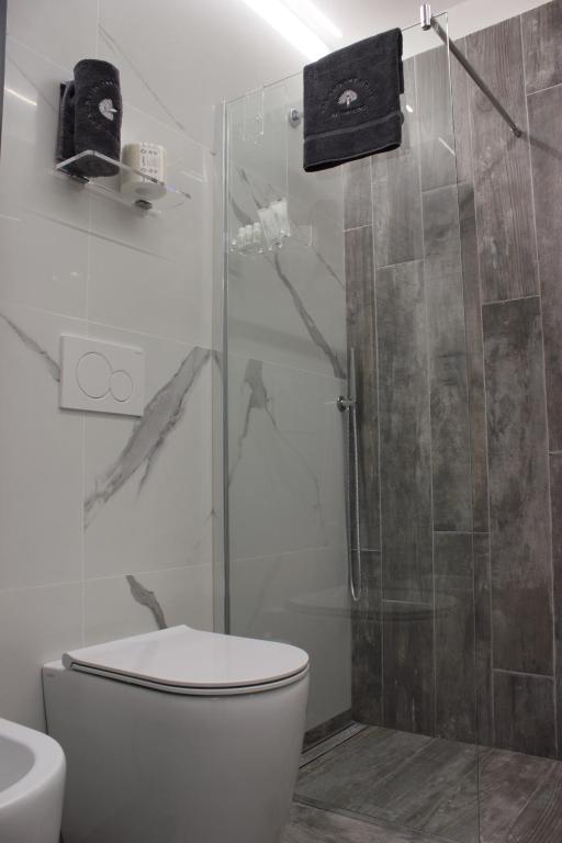 A bathroom at SDL luxury home Al Pavone