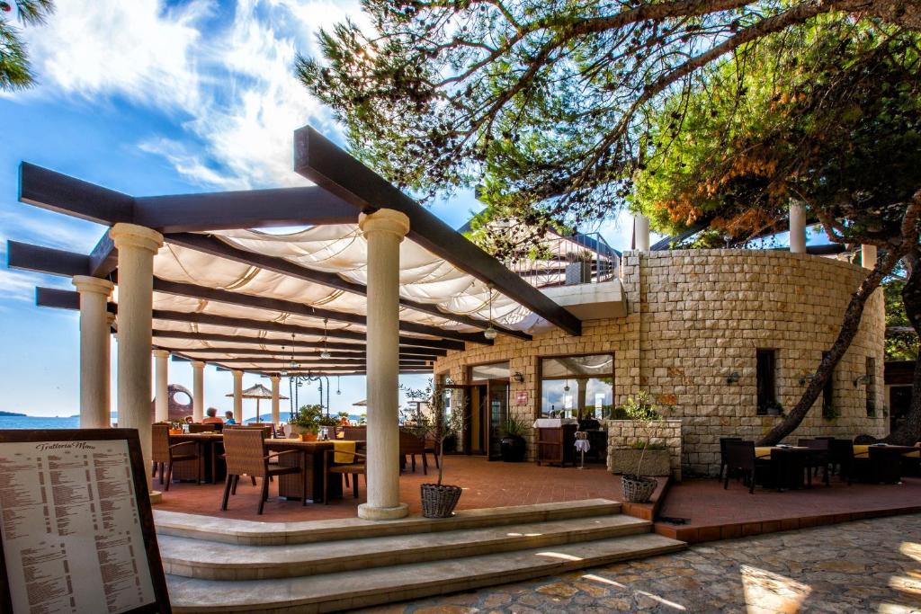Reštaurácia alebo iné gastronomické zariadenie v ubytovaní Amadria Park Apartments Šibenik
