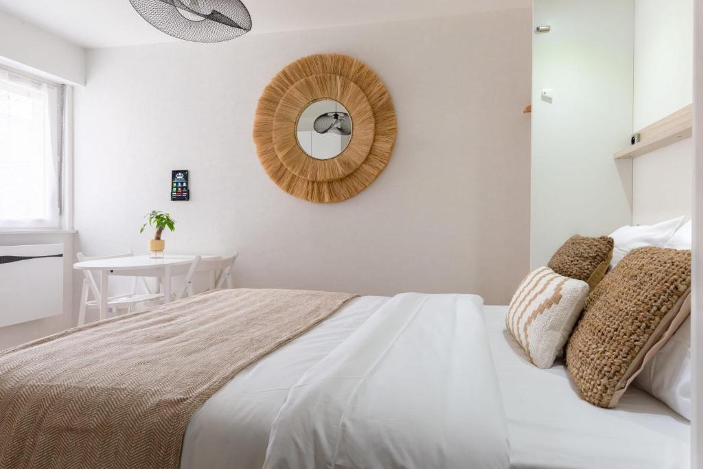 - une chambre avec un lit avec un miroir et une table dans l'établissement Travel Homes - Grand Rue, Petite Venise - Compact & Cosy - Lit mural, à Colmar