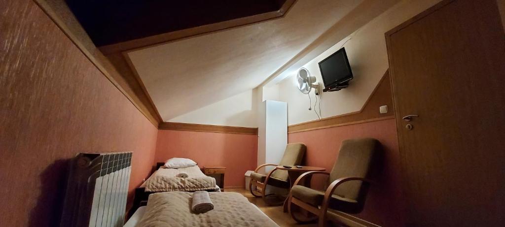 Televízia a/alebo spoločenská miestnosť v ubytovaní Motel Panorama