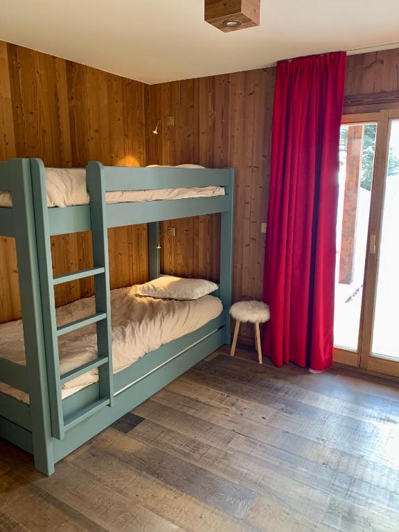 Postel nebo postele na pokoji v ubytování appartement avec jardin dans luxueux chalet