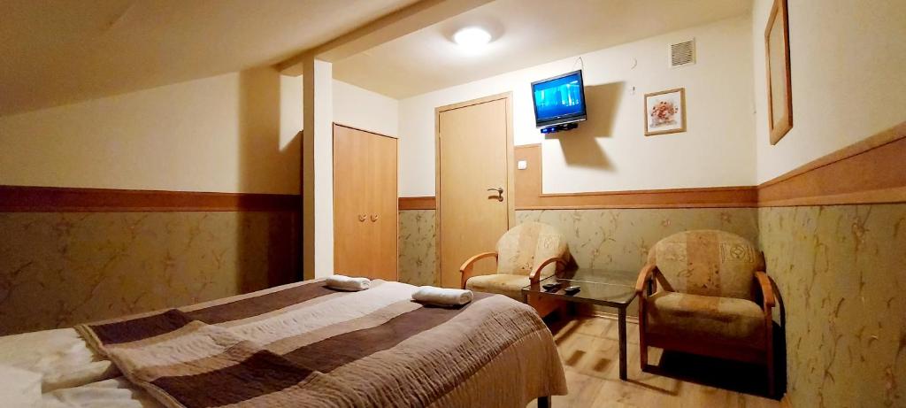 Televízia a/alebo spoločenská miestnosť v ubytovaní Motel Panorama