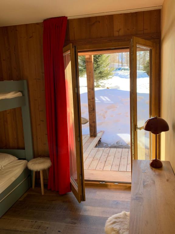 Postel nebo postele na pokoji v ubytování appartement avec jardin dans luxueux chalet