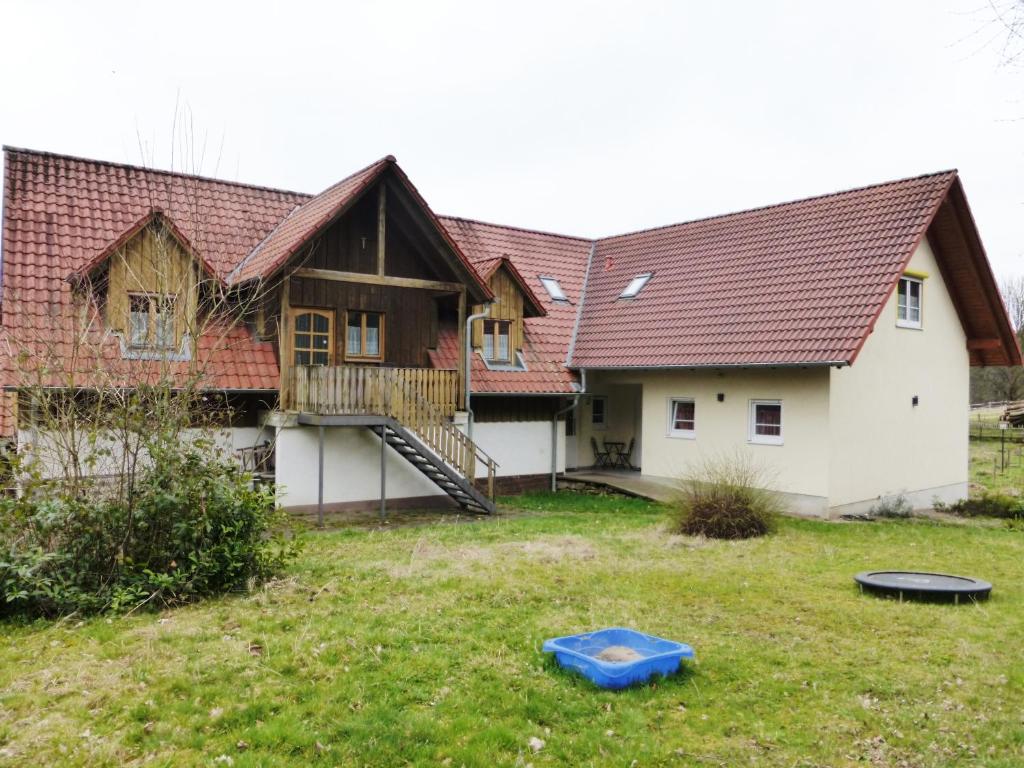 um grupo de casas com um frisbee no quintal em Daumsmuhle em Mossautal