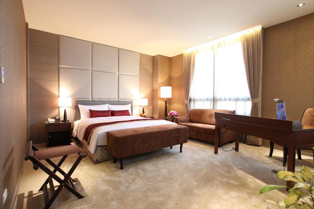 【苗栗住宿推薦】頭份、三義 超高CP值TOP5 飯店、旅館 苗栗馥藝金鬱金香酒店房間的床