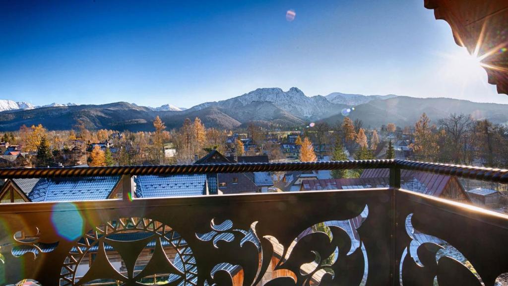 uma varanda com vista para as montanhas em Domki na Skałach Centrum Zakopane em Zakopane