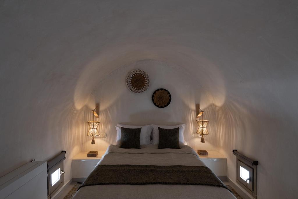 Postel nebo postele na pokoji v ubytování Areos Luxury Suites