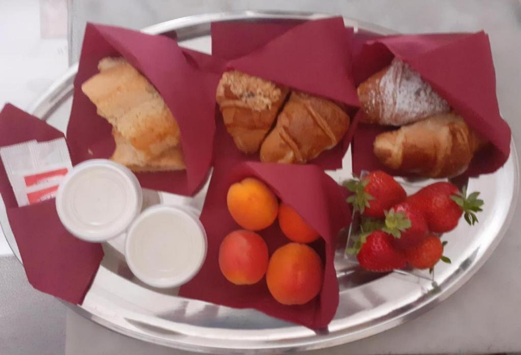 talerz z różnymi rodzajami chleba i owoców na nim w obiekcie Incanto barocco w mieście Ragusa