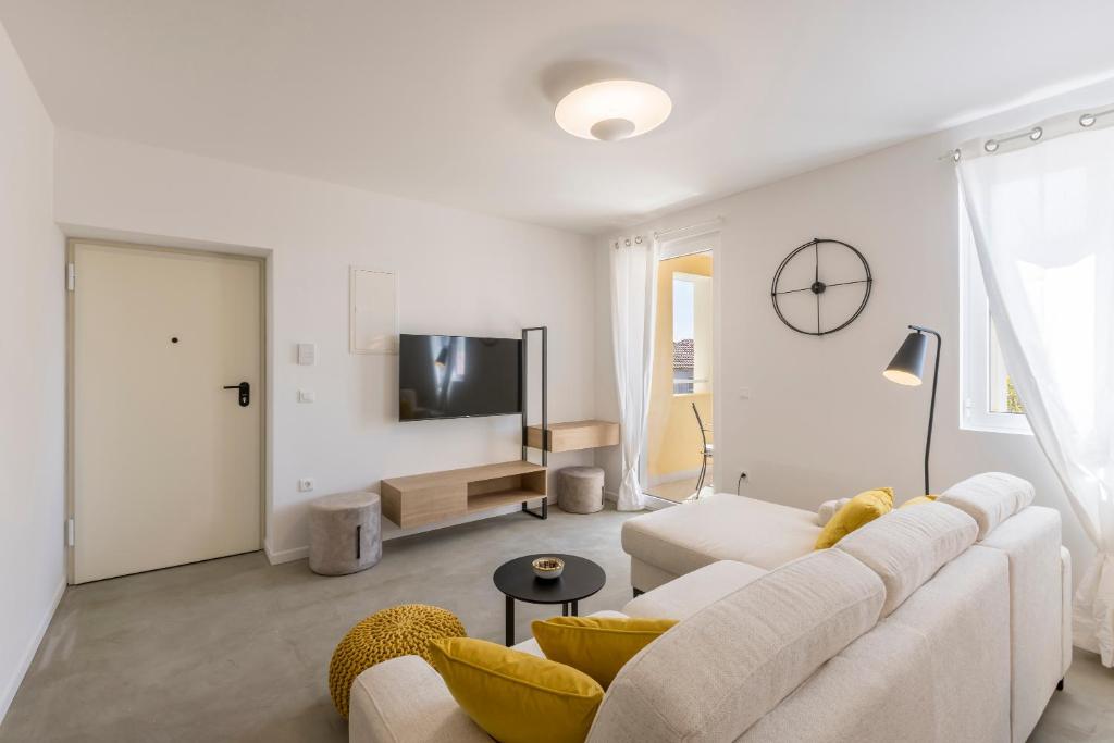 Televízia a/alebo spoločenská miestnosť v ubytovaní PORTO SERENO apartments