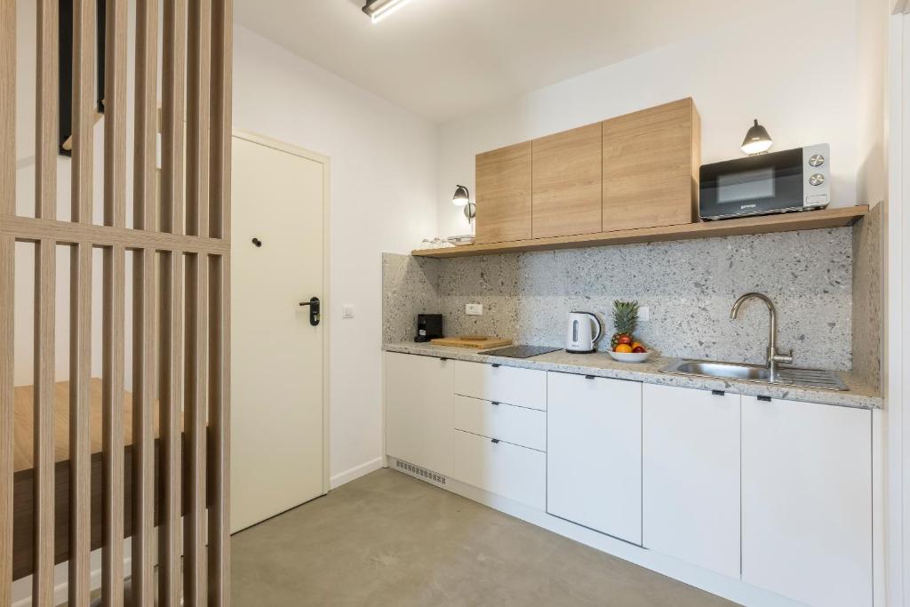 Kuchyňa alebo kuchynka v ubytovaní PORTO SERENO apartments