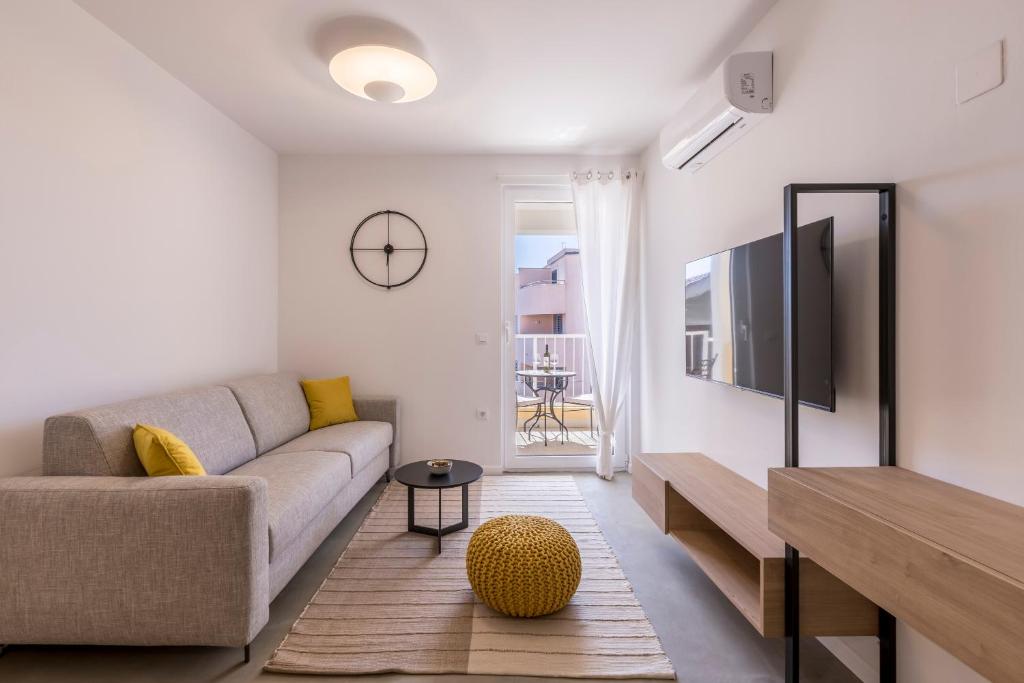Televízia a/alebo spoločenská miestnosť v ubytovaní PORTO SERENO apartments