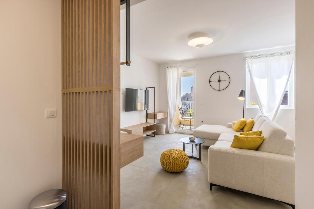Televízia a/alebo spoločenská miestnosť v ubytovaní PORTO SERENO apartments