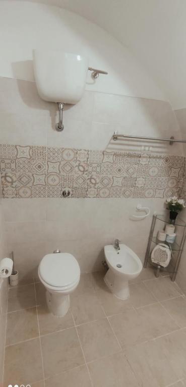 łazienka z toaletą i bidetem w obiekcie Borgo Santa Lucia Apartment w mieście Neapol