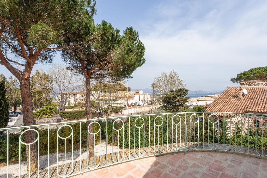 a wrought iron fence with trees in the background at Maison d'Orange - La Pinede in Saint-Tropez