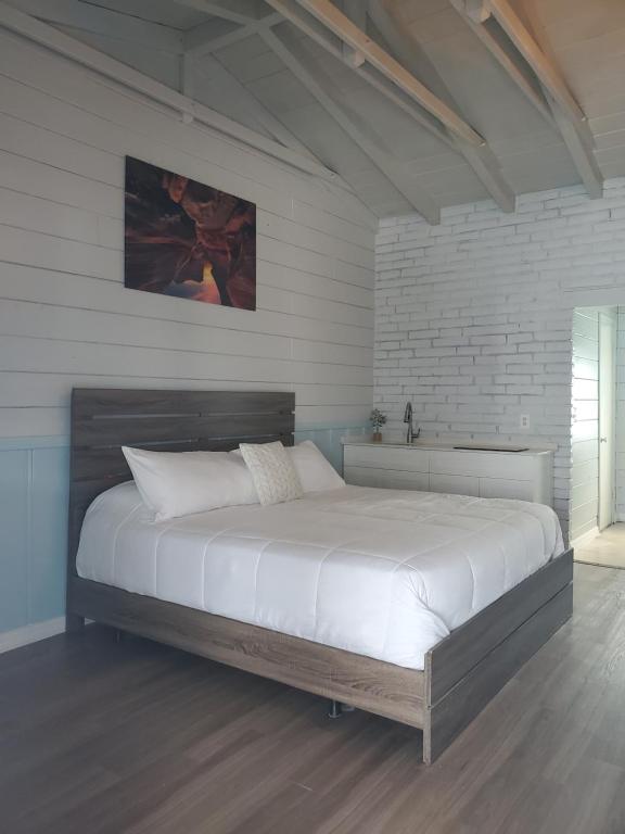 Hollywood Gardens Inn & Suites: Your Gateway to Luxury