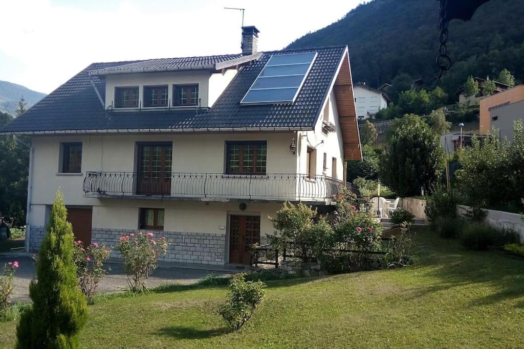 une maison avec des panneaux solaires sur le toit dans l'établissement Villa 180 m² proche 3 vallées et station thermale, à Champoulet