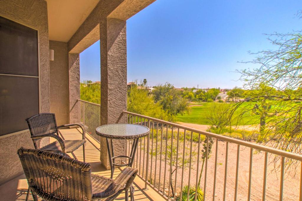 einen Balkon mit einem Tisch und Stühlen sowie Aussicht in der Unterkunft Gold Canyon Townhome with Golf Course View! in Gold Canyon