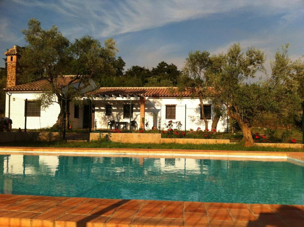 una casa y una piscina frente a una casa en Casa Rural La Serrana de Aracena, en Aracena