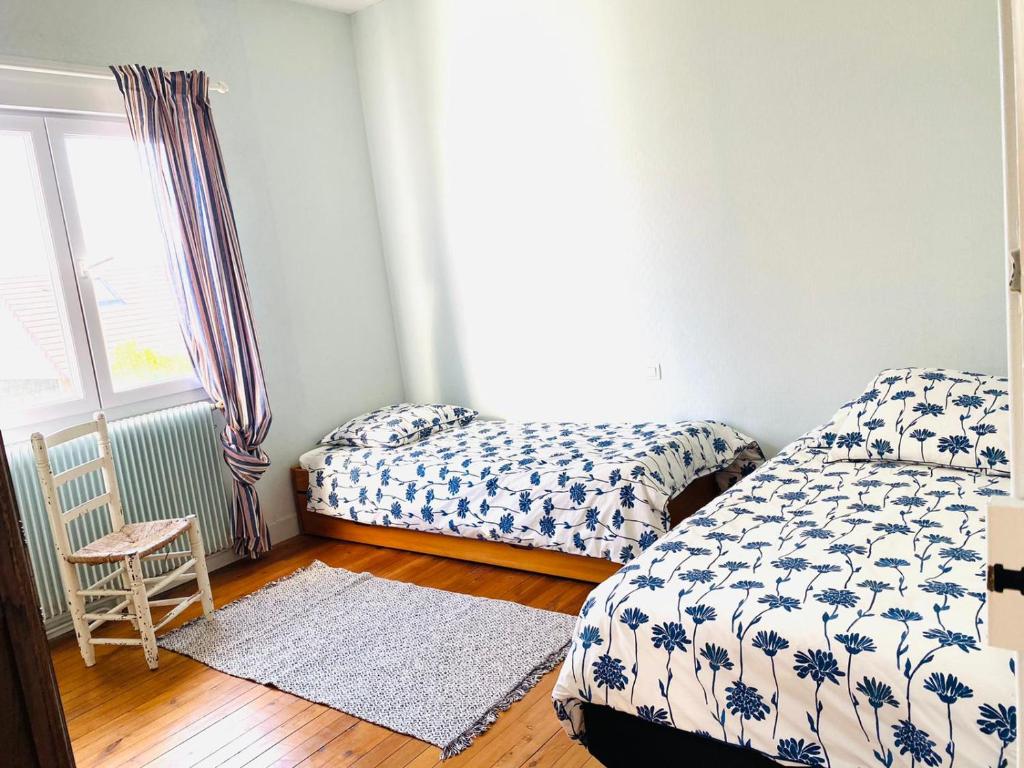 Postel nebo postele na pokoji v ubytování La plage au bout du jardin / Sword Beach cottage