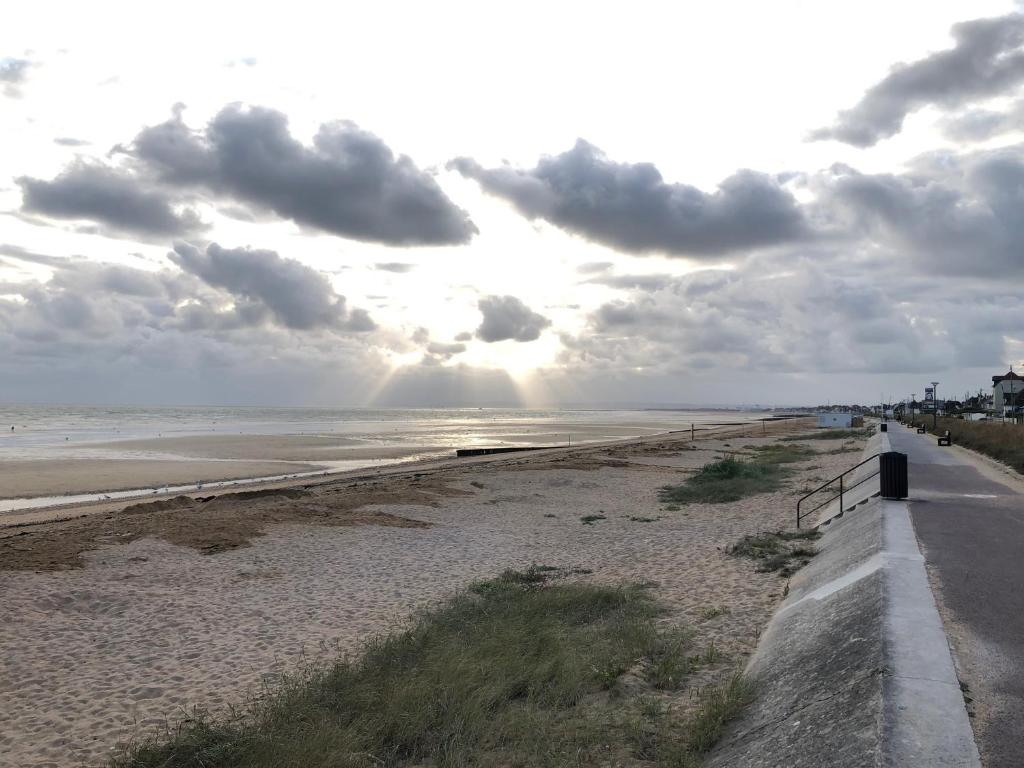 Gallery image of La plage au bout du jardin &#47; Sword Beach cottage in Hermanville-sur-Mer