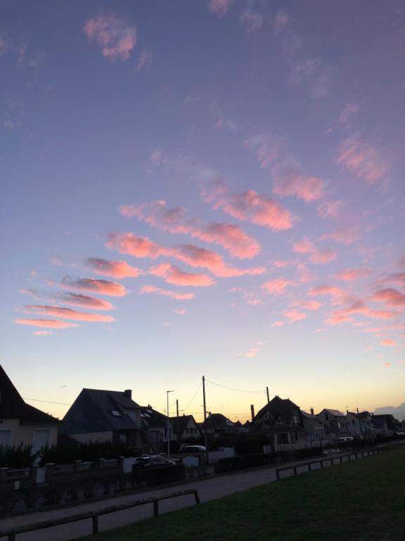 Gallery image of La plage au bout du jardin &#47; Sword Beach cottage in Hermanville-sur-Mer