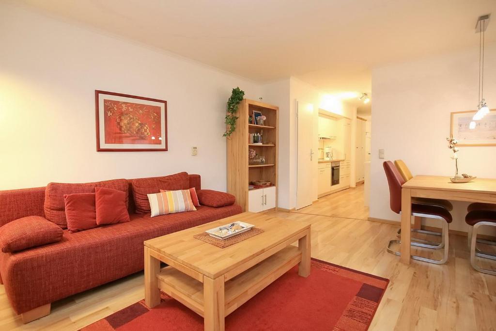 ein Wohnzimmer mit einem Sofa und einem Tisch in der Unterkunft Feriendorf Papillon Wohnung 03-1 in Boltenhagen