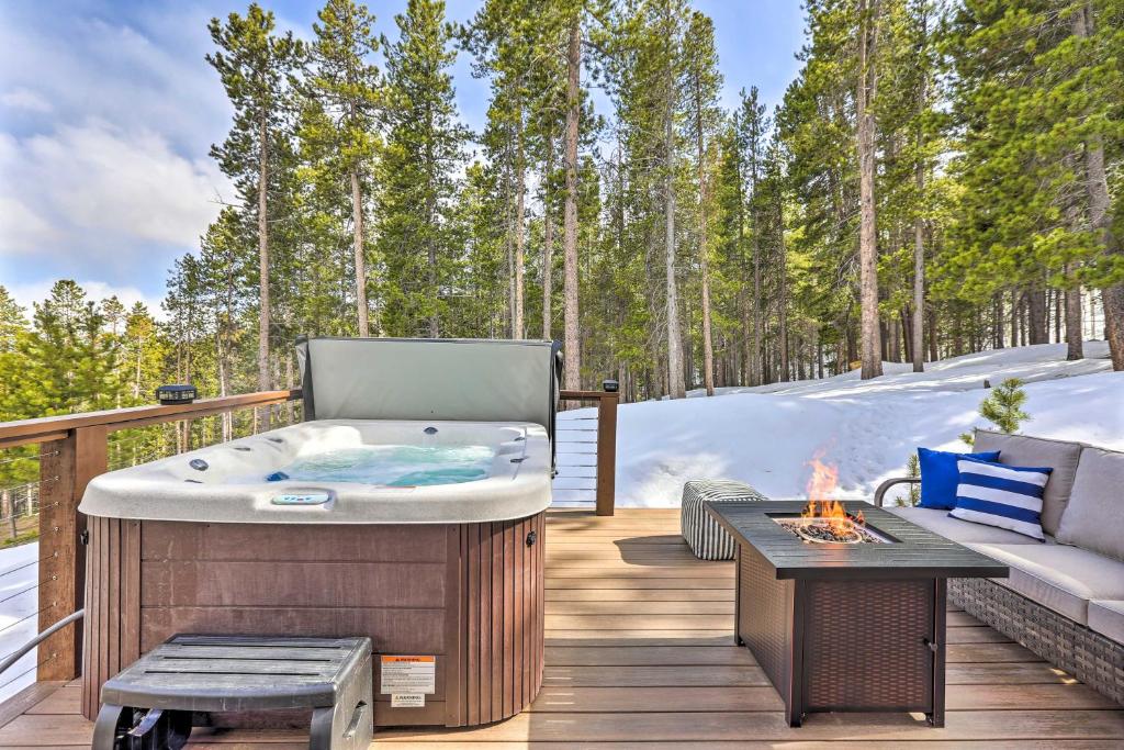 Modern Private Mtn Retreat with Hot Tub and Fire Pit!, Evergreen – Updated  2023 Prices