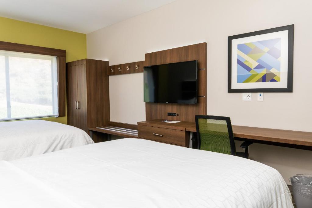 TV a/nebo společenská místnost v ubytování Holiday Inn Express & Suites Lubbock Central - Univ Area by IHG