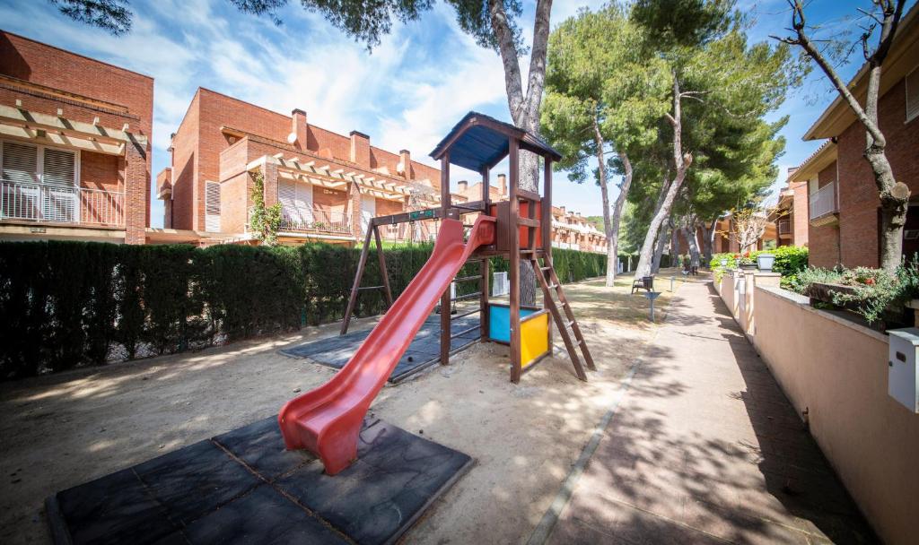 Fotografia z galérie ubytovania TarracoHomes, TH151 Casa Familiar con Terraza y Piscina en Tamarit v destinácii Tarragona