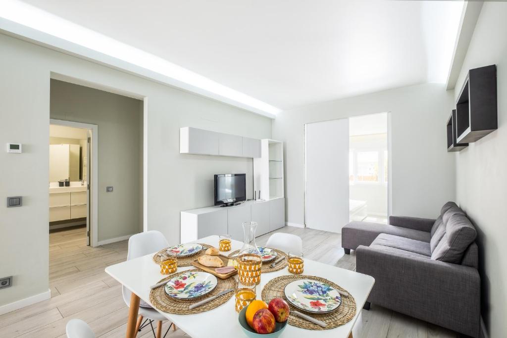 ein Wohnzimmer mit einem Tisch und einem Sofa in der Unterkunft Blue Star Luxury Apartment by Atlantic Places in Albufeira