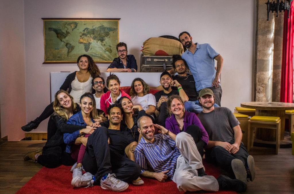 un groupe de personnes posant pour une photo dans l'établissement Yes Lisbon Hostel, à Lisbonne