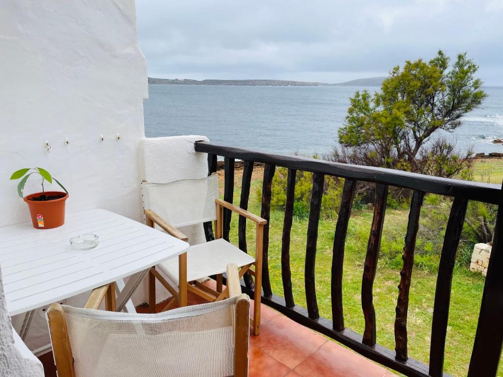 Apartamento en el mar con terraza, Fornells – Updated 2023 Prices