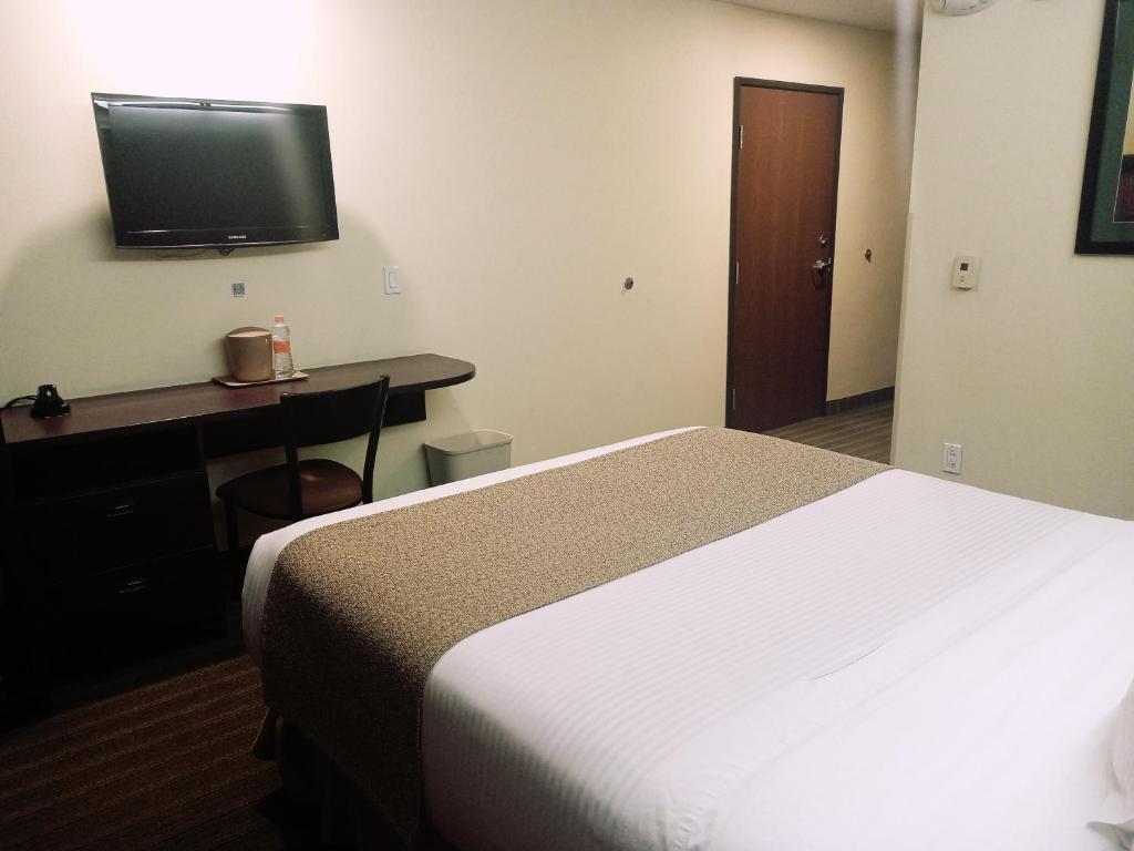 Microtel Inn and Suites by Wyndham Toluca - 