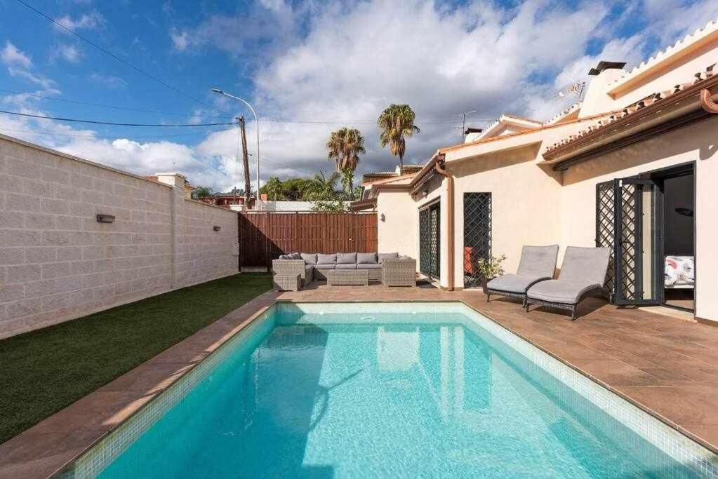 797 HOLIDAY RENTALS - Modern villa with pool in Puerto Marina ...