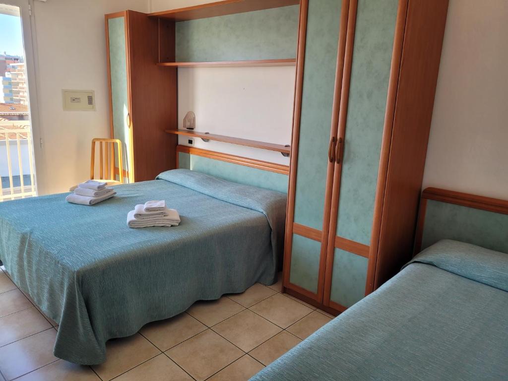 Łóżko lub łóżka w pokoju w obiekcie HOTEL ADRIA BEACH