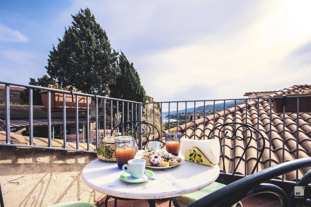 una mesa con un plato de comida en el balcón en Residenza I Gioielli, en Tropea